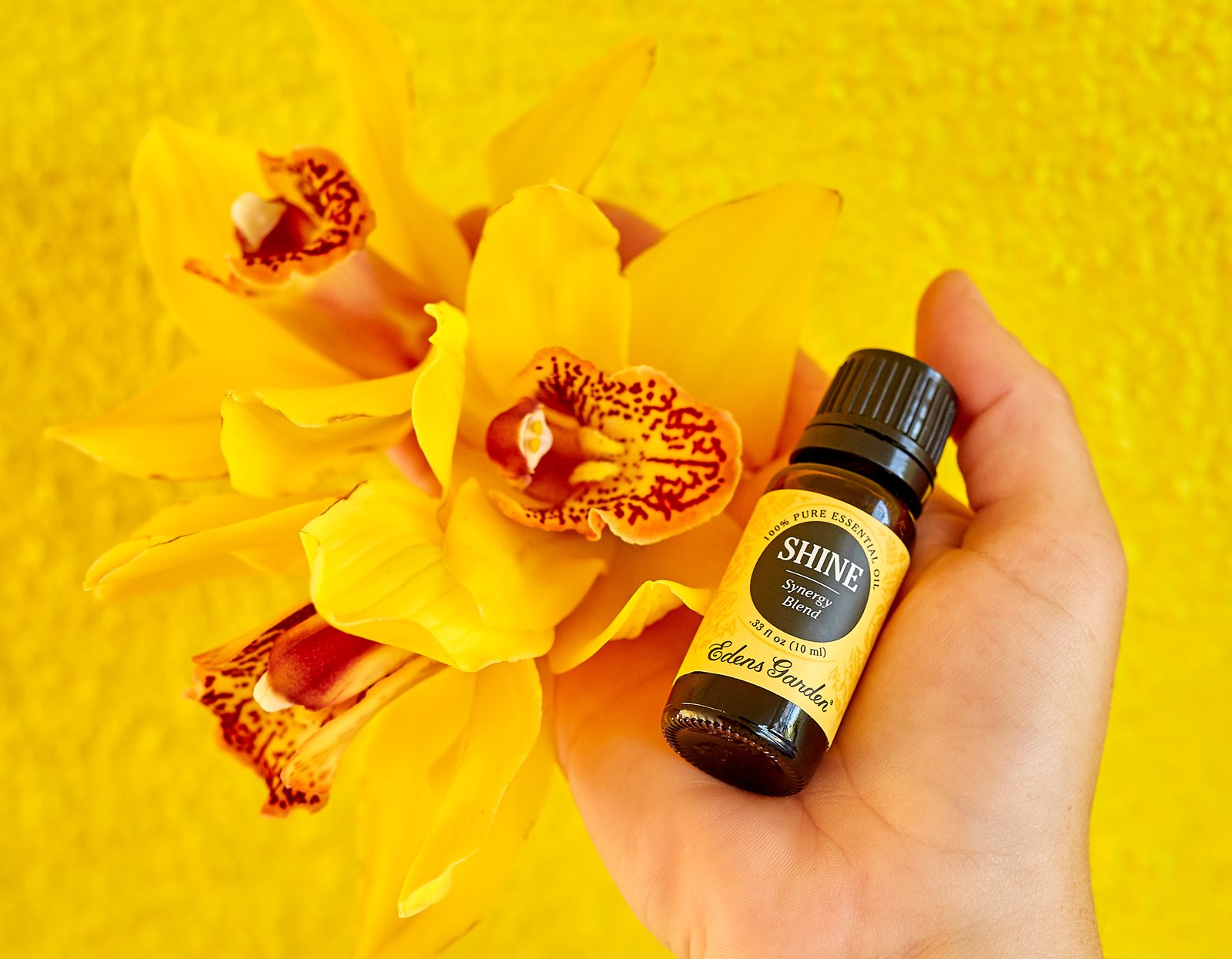 Our Favorite Energizing Essential Oils for a Midday Pick-Me-Up