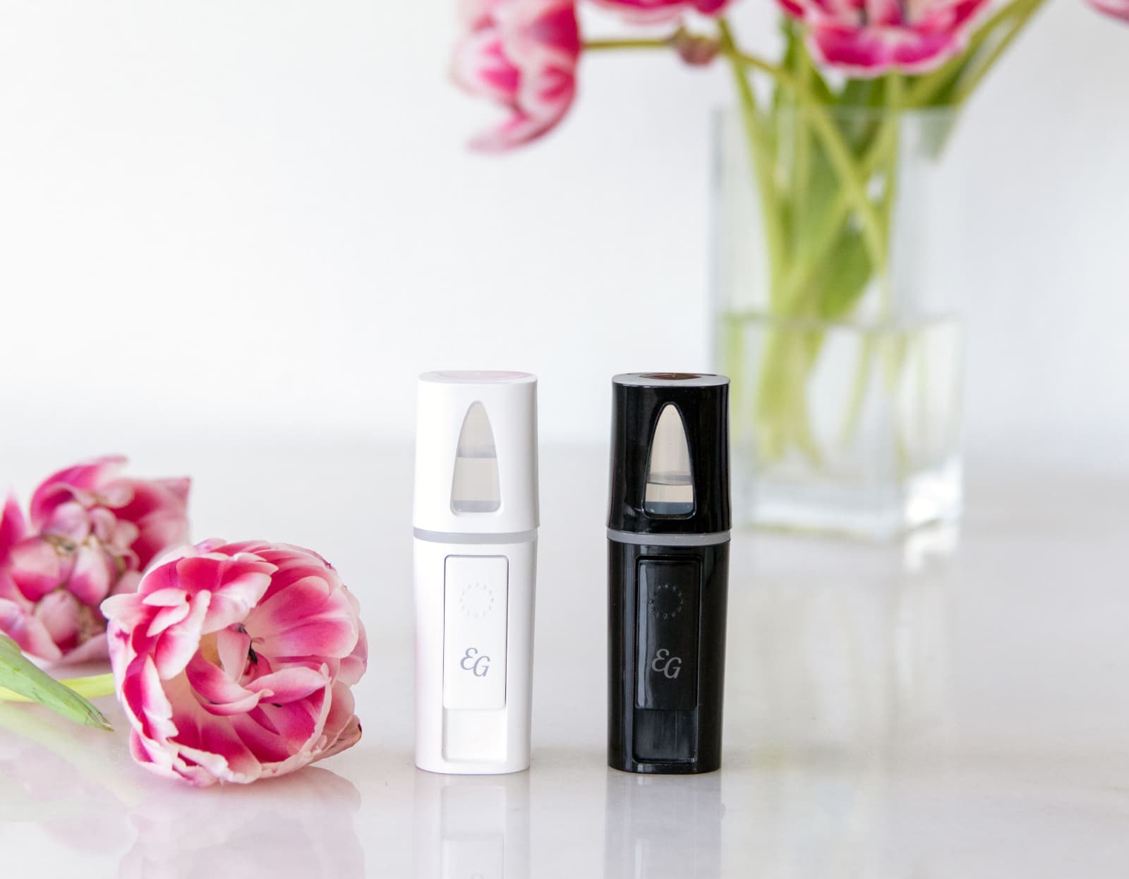 White and black Mio Mist Diffuser with flowers